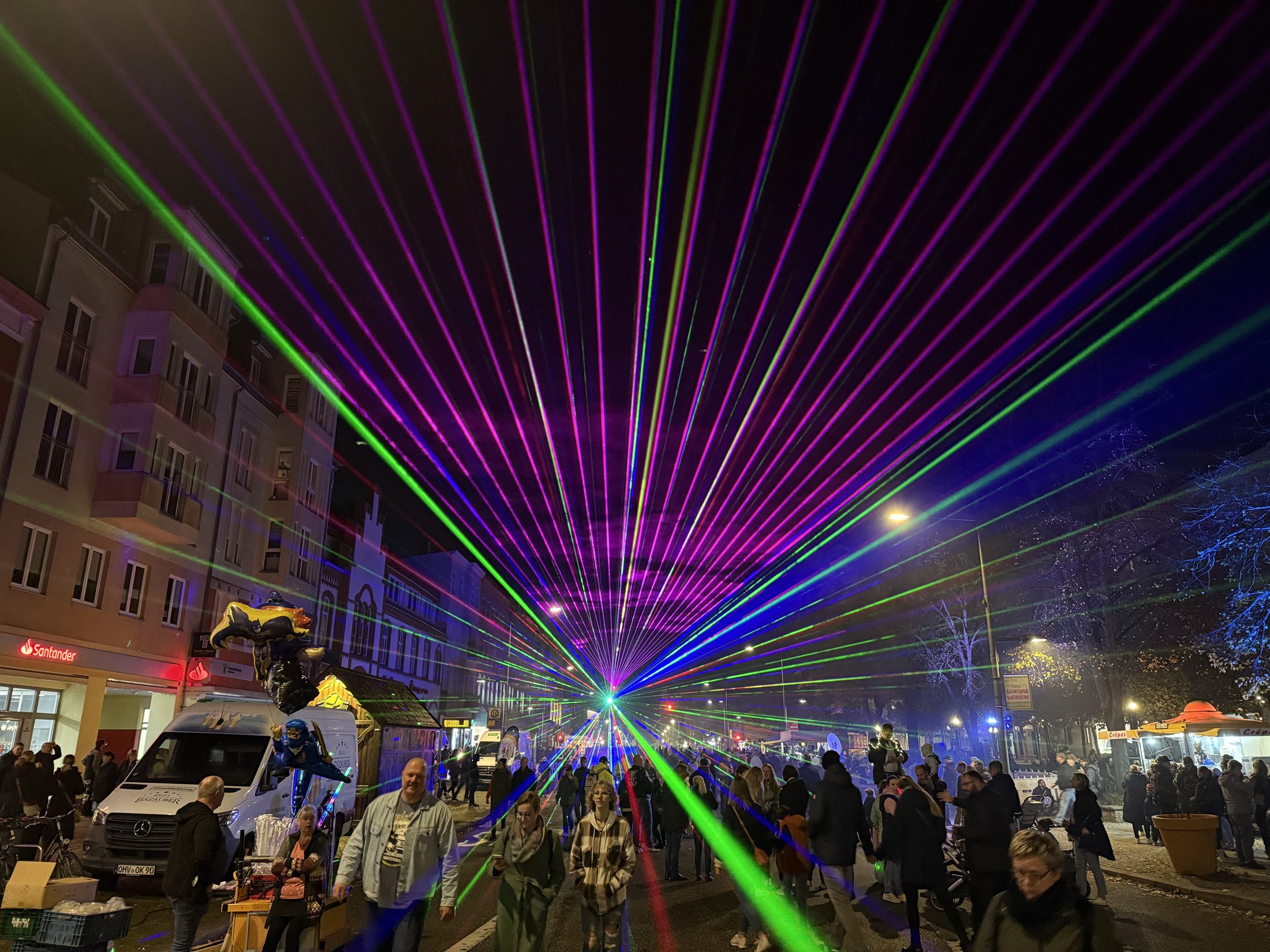 Lichternacht in Oranienburg mit Laserstrahlen und Besuchern