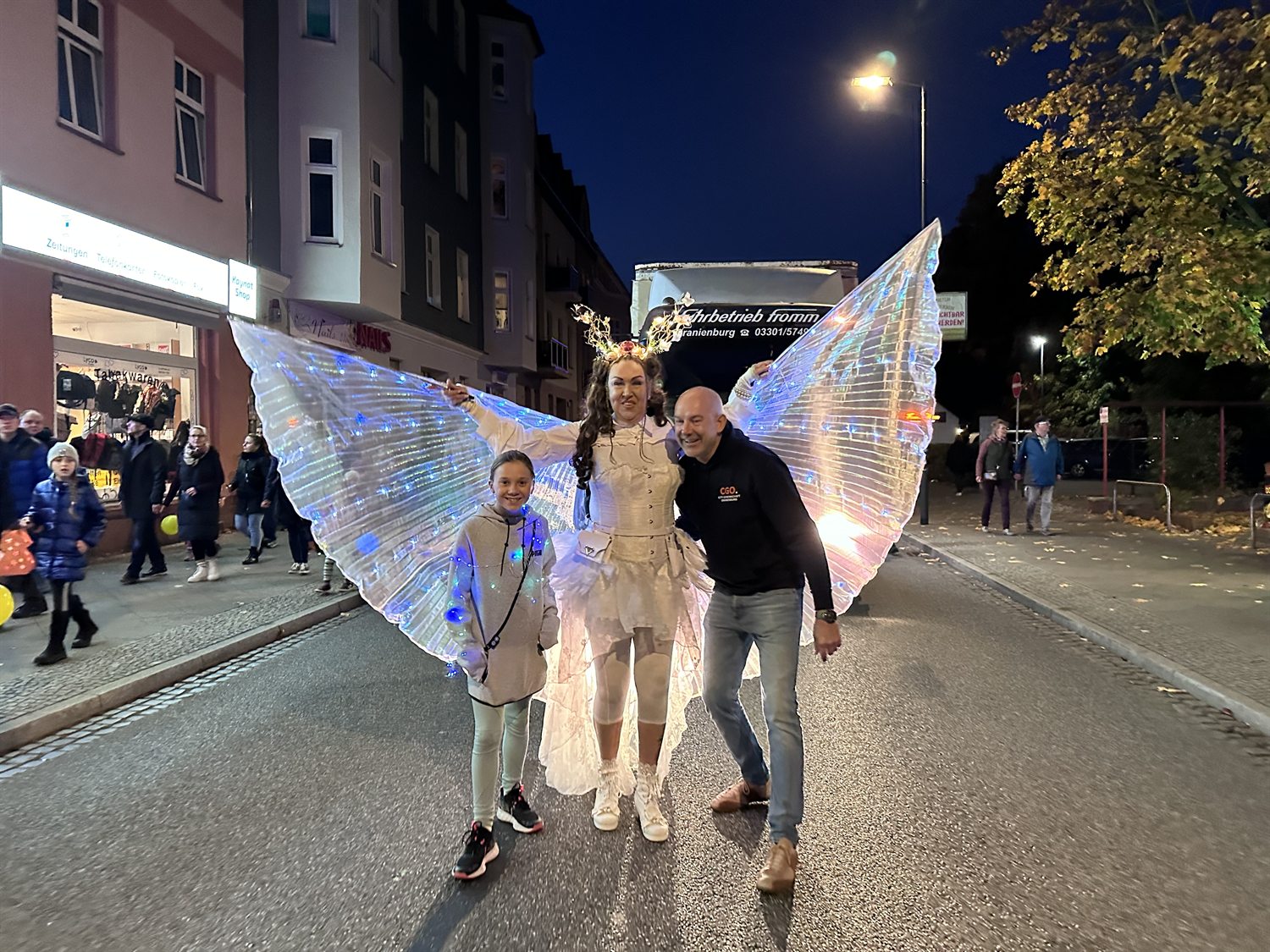 Leuchtende Engel auf der Straße bei der Lichternacht