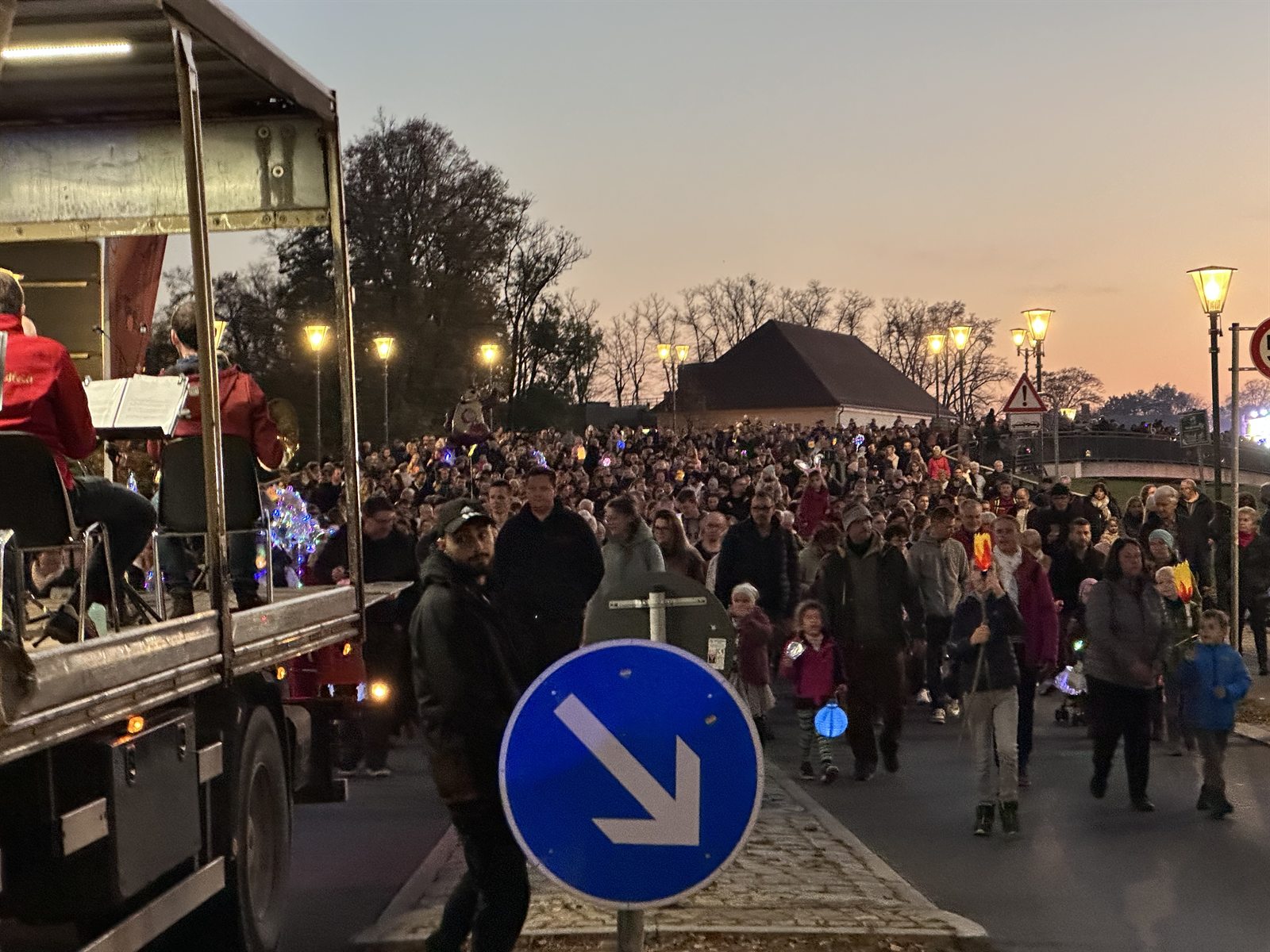 Viele Besucherinnen und Besucher beim Lichternacht-Umzug